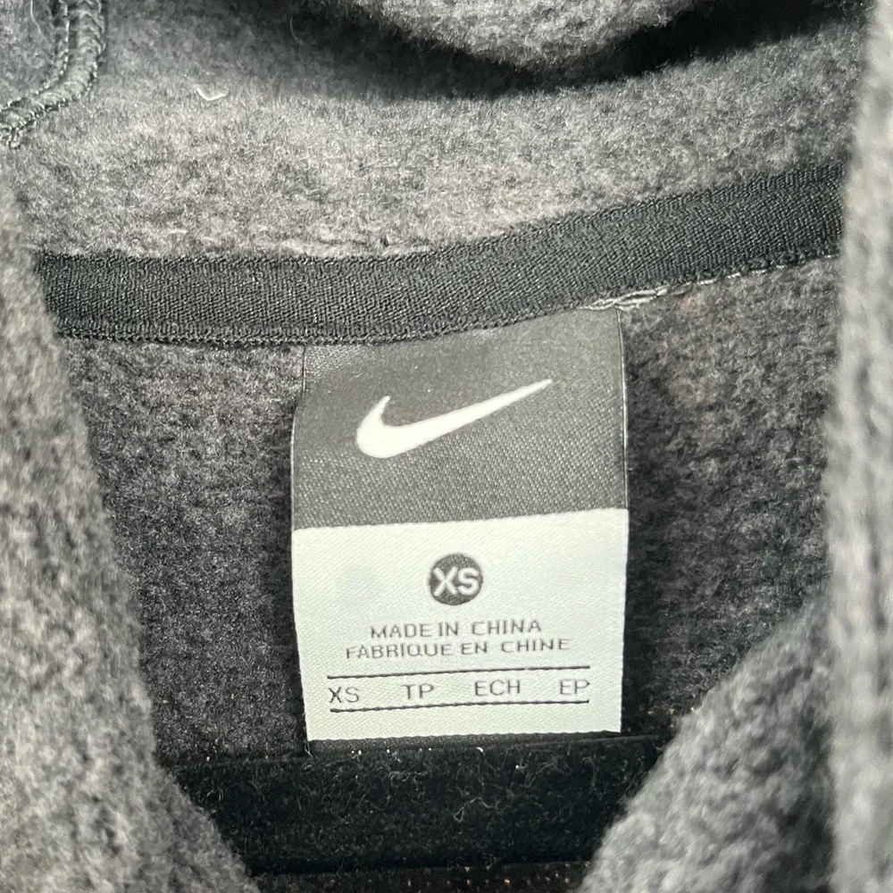 NIKE Hypernatural Therma Fit Women's Size XS Gray Pullover Hoodie